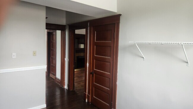 Building Photo - "Spacious 5-Bedroom Gem with 2 Full Baths in St. Louis – Your Ideal Family Home Awaits!"