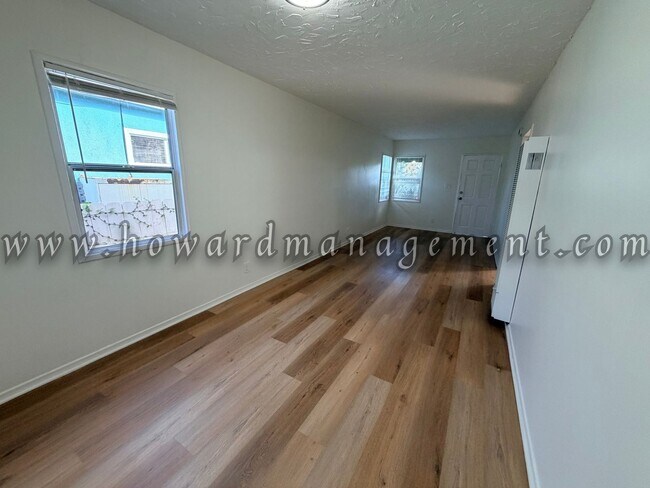 Building Photo - Cozy Single Family Home, Private Yard, Parking in Coveted West Side