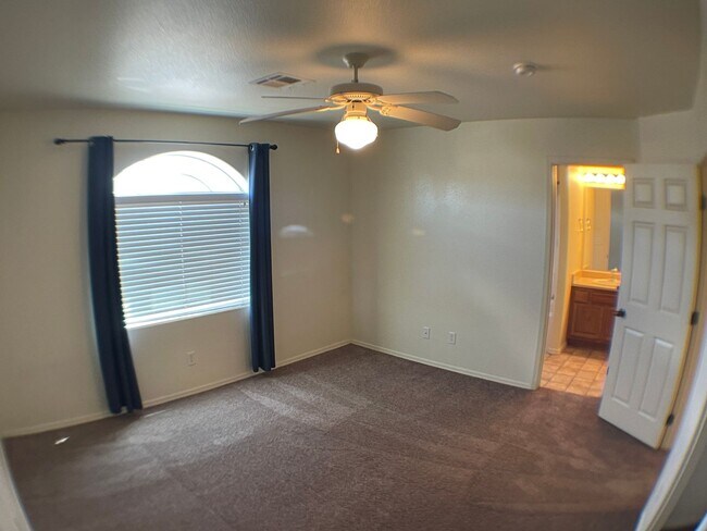 Building Photo - Spacious 3BR Townhome in Bellemont | Fenced Yard + 2-Car Garage