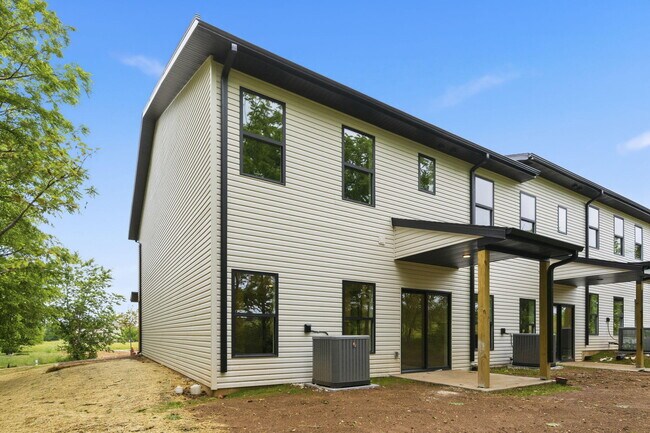 Building Photo - 2175 W Parkview Ave
