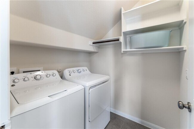 Building Photo - 141 Cres Heights Dr