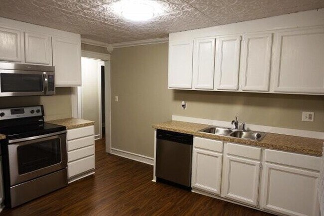 Kitchen #2 - 208 S Summit Ave