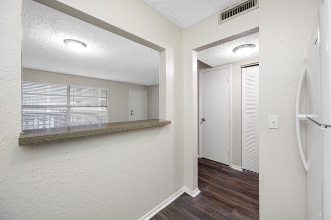 Building Photo - Spacious 1 Bed-1Bath apartment in the hear...