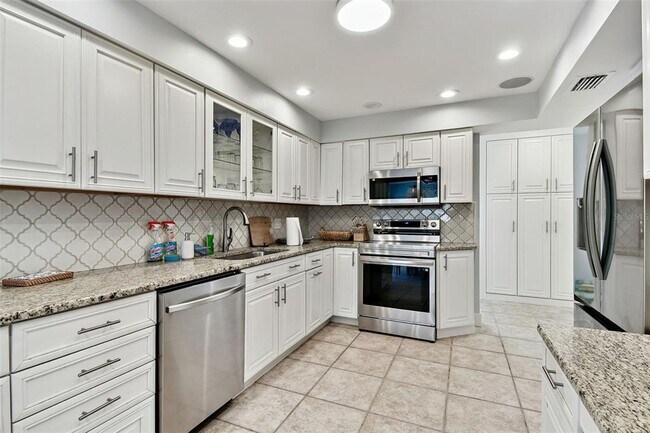 Building Photo - 2822 W Vina Del Mar Blvd