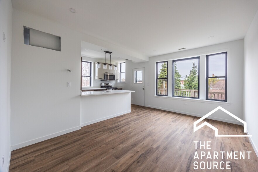 Building Photo - 4410 N Greenview Ave