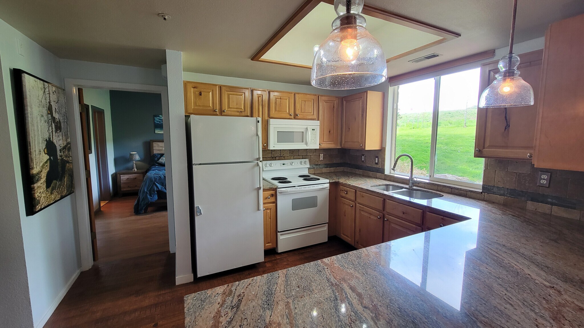 Granite counters in kitchen - 1600 Pinebrook Blvd
