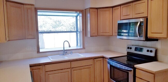 Building Photo - Refreshed and Move in ready 04/20/2026 - 4 bedrooms in Lacey - North Thurston School district.