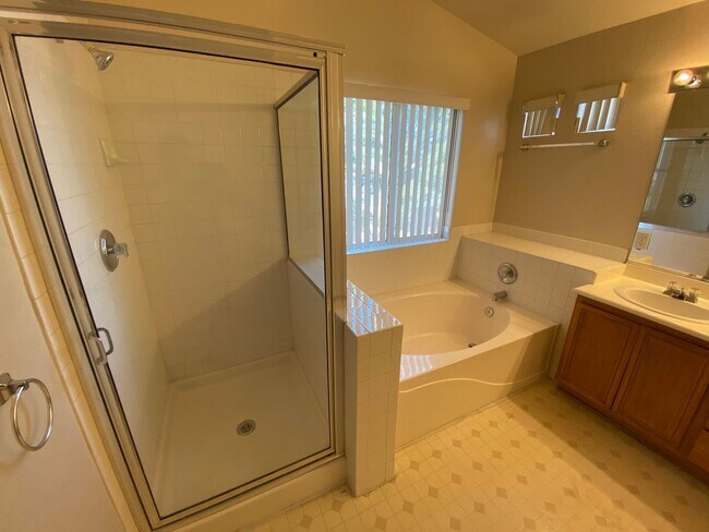 Building Photo - 4 bedroom/3 bath home located in Henderson