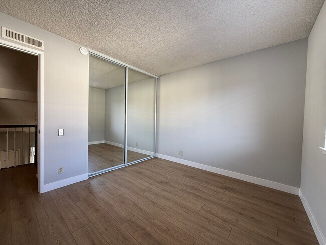 Building Photo - Clean and Spacious 3 Bedroom 1.5 Bath Townhouse Just Steps from Martial Cottle Park!