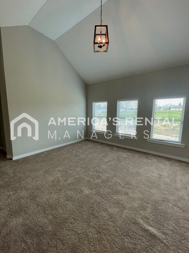 Building Photo - Available Now!! PRICE REDUCTION*** SIGN A ...