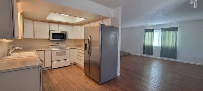 Building Photo - 2 Bedroom Condo Near Sacramento River Trail
