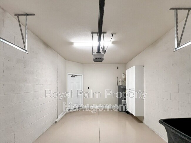 Building Photo - 8895 Via Isola Court