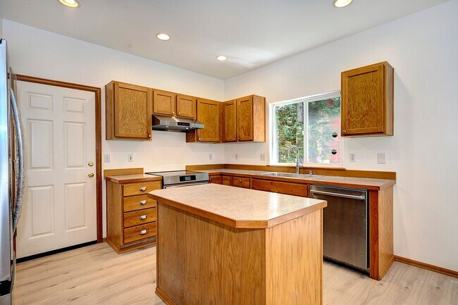 Building Photo - Lynnwood Two Story