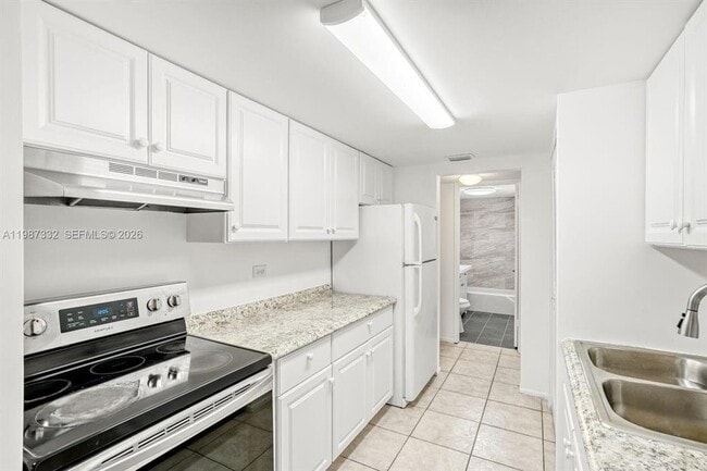 Building Photo - 3760 Inverrary Dr