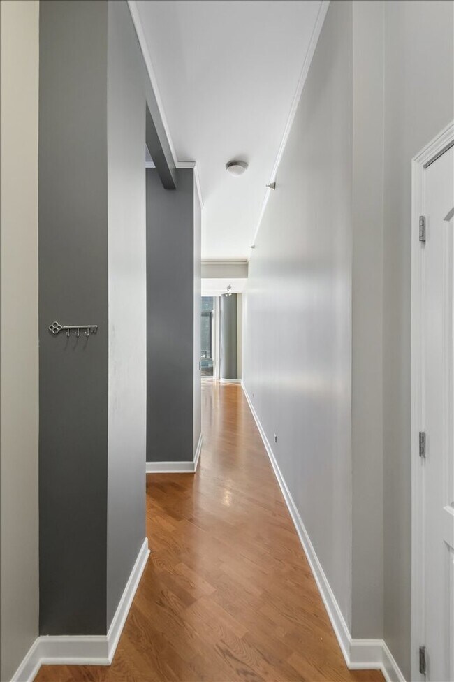 Building Photo - 450 E Waterside Dr