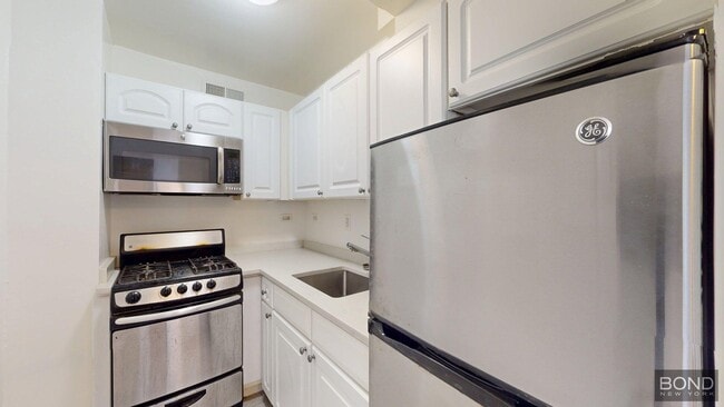 Building Photo - 220 E 63rd St