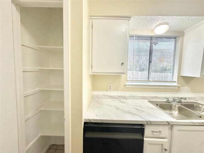 Building Photo - 7221 Ellington Cir