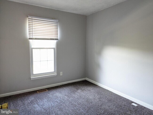 Building Photo - 6912 Myersview Dr