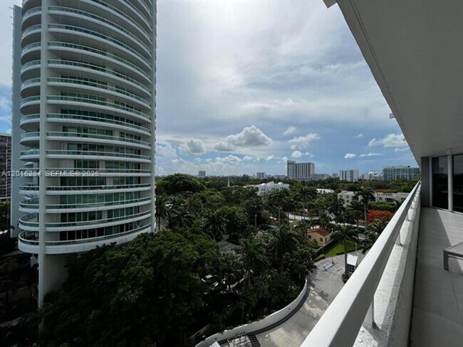 Building Photo - 1627 Brickell Ave