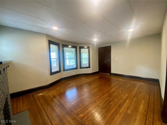 Building Photo - 418 Crestwood Ave