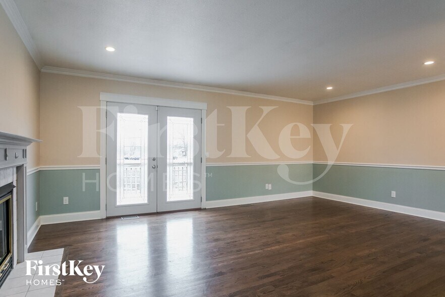 Building Photo - 810 York Dr