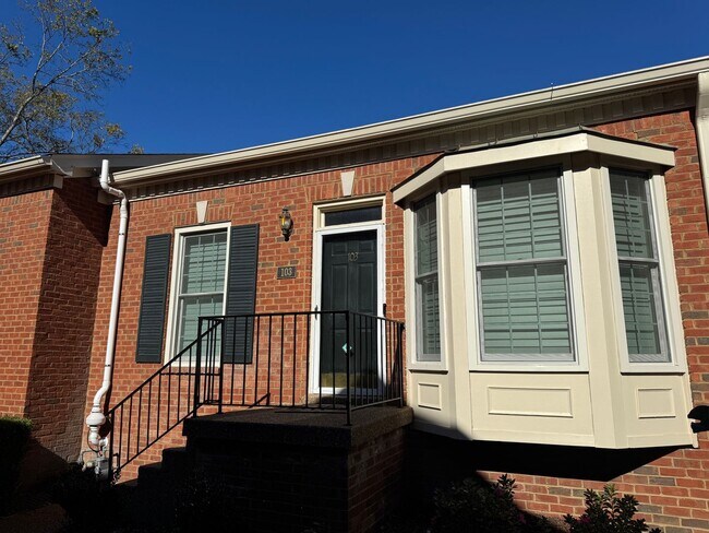 Building Photo - 2BR Bellevue Townhome