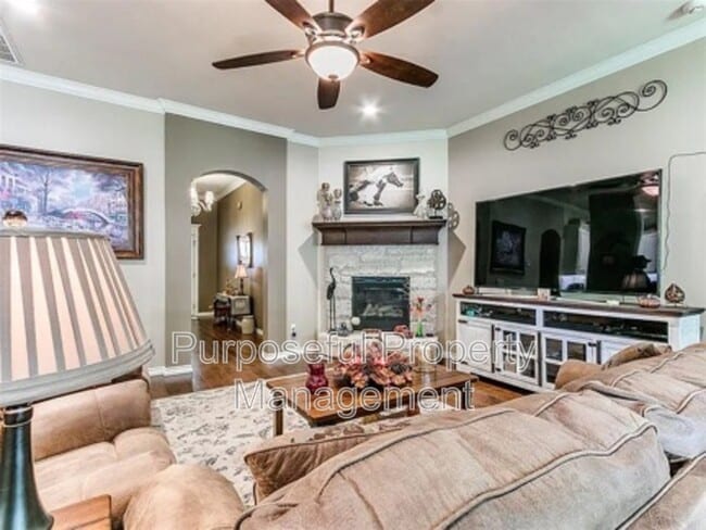 Building Photo - 811 E Mosier St