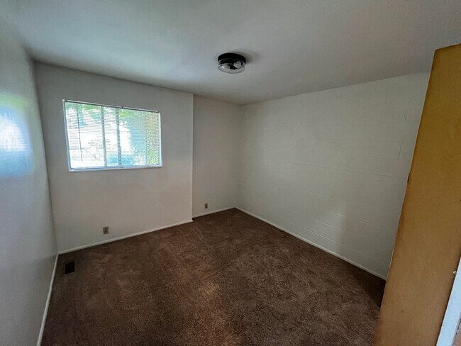 Building Photo - 568-574 E 200 S