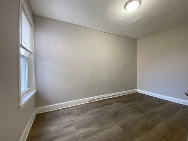 Building Photo - Renovated 3 bed townhome