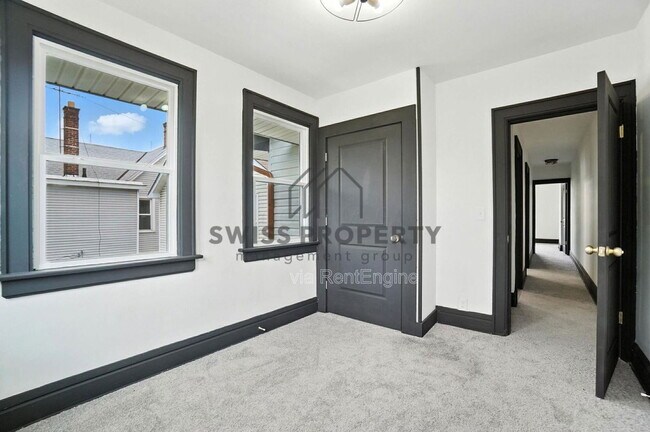 Building Photo - 889 E Livingston Ave