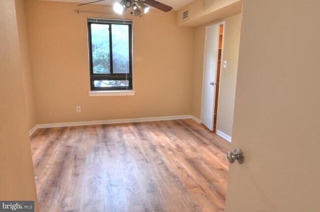 Building Photo - 11629 Stoneview Square