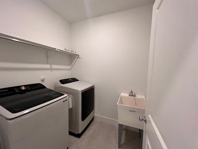 Building Photo - 6145 Teodoro Bend