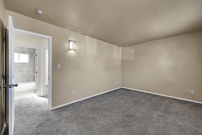 Building Photo - $1,900.00, 3-bed, 2-bath located in Colora...