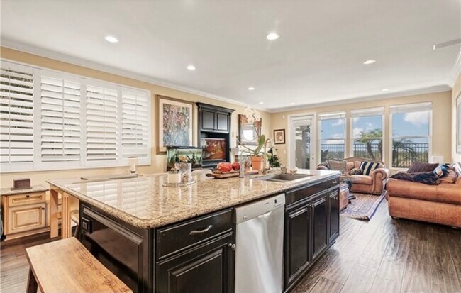 Building Photo - 9 Marisol