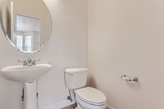 Building Photo - Beautifully maintained town-home in Centra...