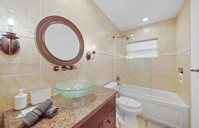 Building Photo - 2424 NE 9th St