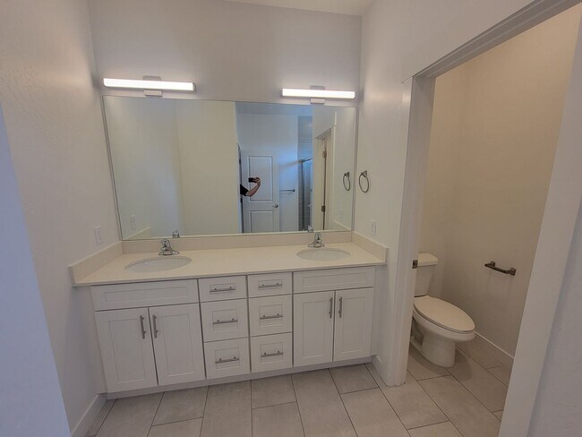 Building Photo - GORGEOUS Spacious Town Home