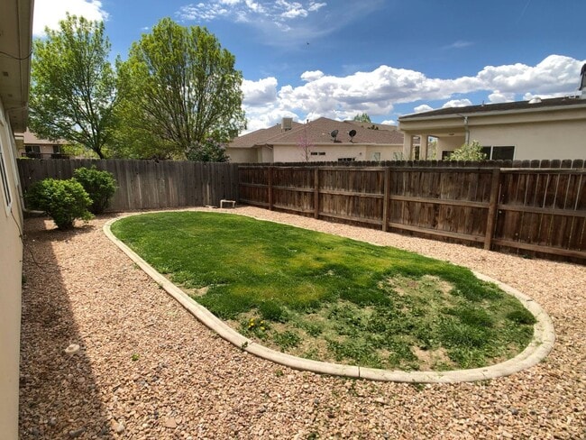 Building Photo - Well-Maintained 3-Bedroom Townhome with 2-Car Garage in Desirable Location!