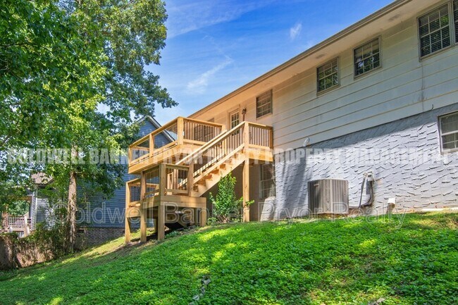 Building Photo - 313 Maple Way