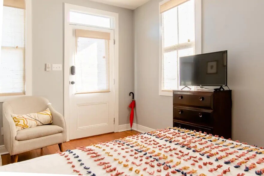 Building Photo - 716 Valence St