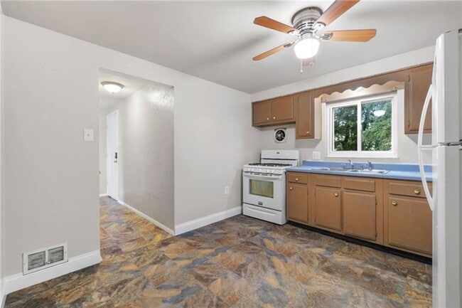 Building Photo - 2897 Leola Ave