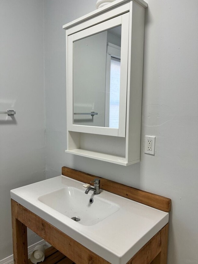 Building Photo - 2Bd/ 1Bth House!! SECTION 8 ONLY!!