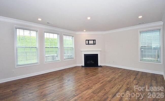 Building Photo - 6153 Sylvan Dr