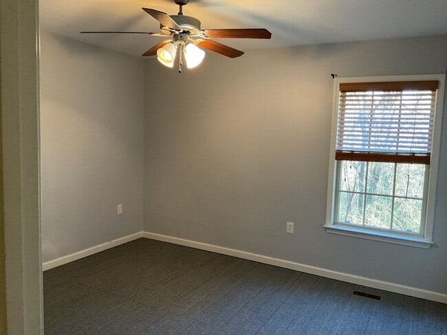 Building Photo - 10 Sarah St NW