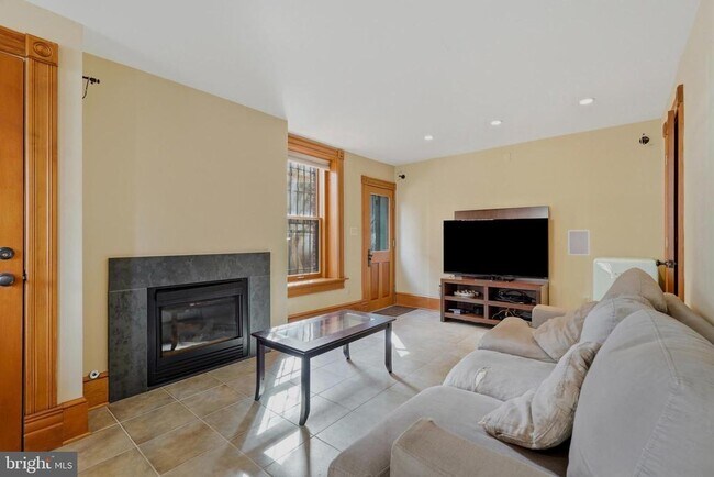 Building Photo - 1002 N St NW