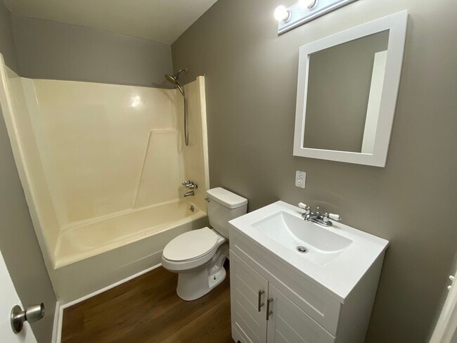 Building Photo - 4 bedroom, 1-1/2 bathroom House in West Rome!