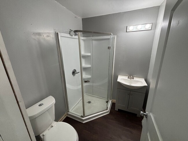 Building Photo - 2 Bedroom House