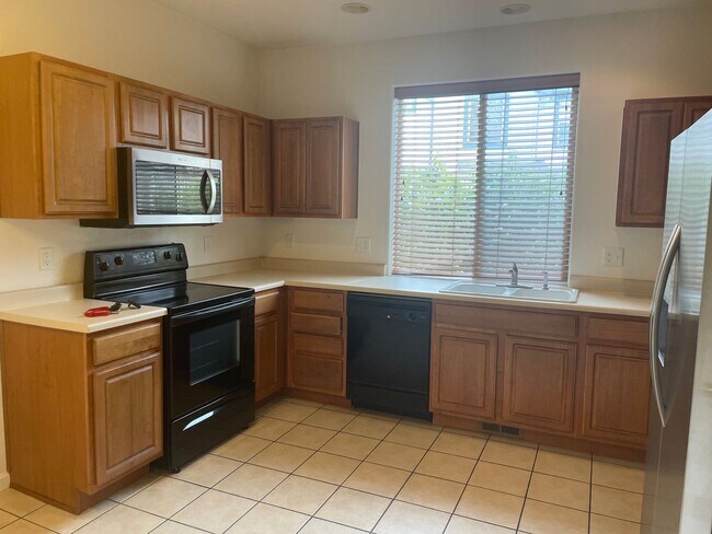 Building Photo - Spacious 3 Bed, 2.5 Bath Townhome in Rigden Farm! Unit E!