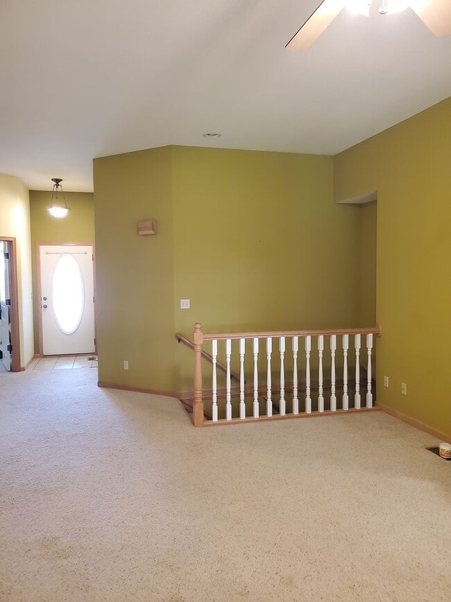Building Photo - 3 bedroom 3 bath, 2car gar, balcony deck a...