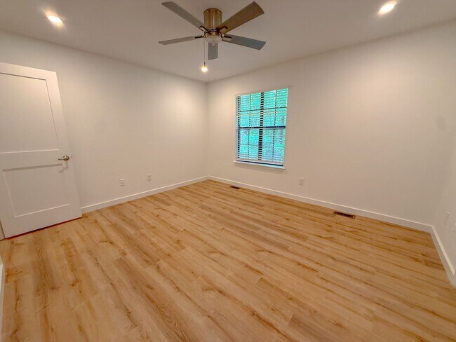 Building Photo - 4247 The Oaks Dr